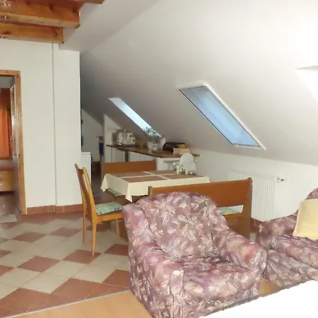 Flora Apartman