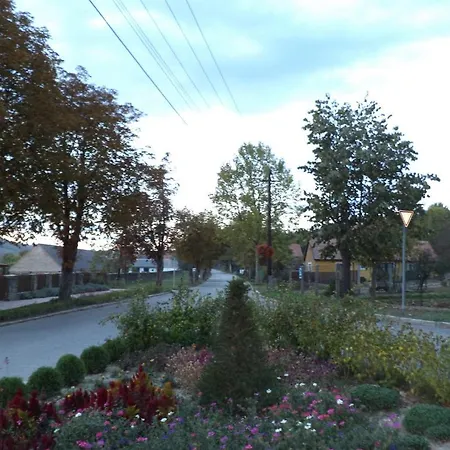Flora Apartman