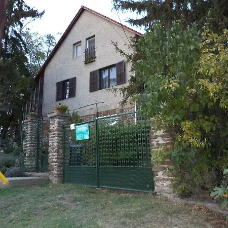 Flora Apartman *